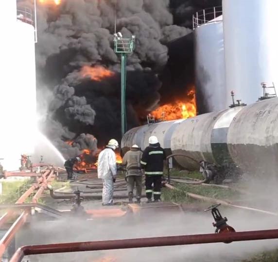 Спасателей на горящей нефтебазе не обеспечили питьем и продовольствием