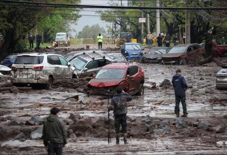 Водій фури врятувався від потоку в Сантьяго, тримаючись за дерево