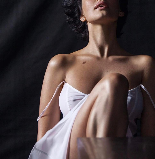 Даша Астафьева показала грудь в прозрачном платье