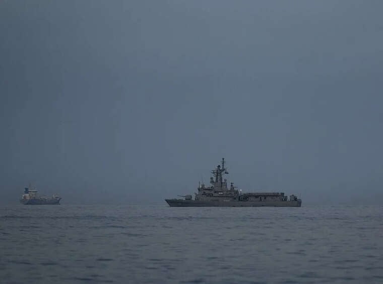 Два вантажні судна затонули біля Ормузької протоки, один моряк загинув