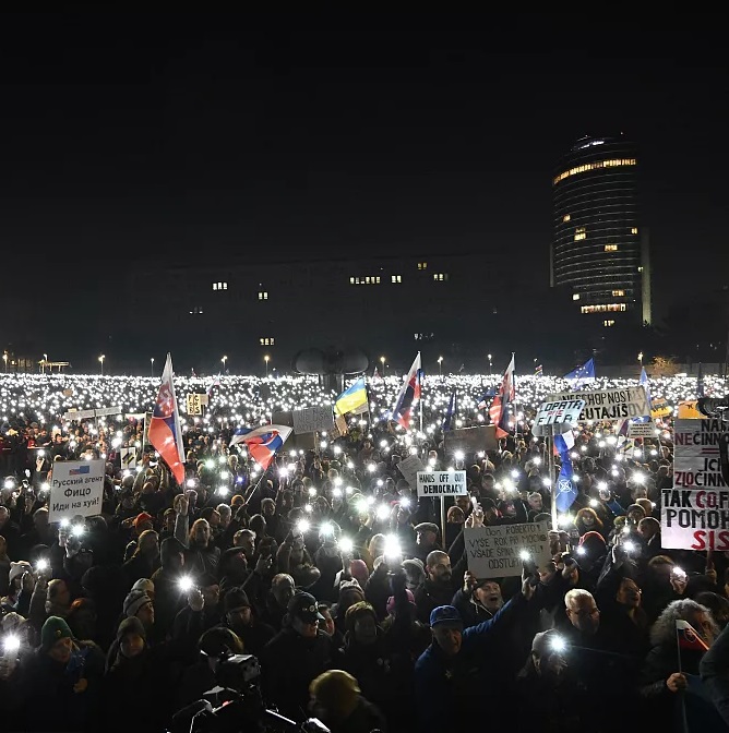 В Словакии прошли массовые протесты против правительства Роберта Фицо