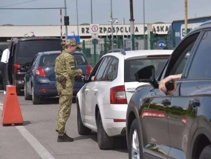 Російські атаки спричинили багатокілометрові затори на кордоні з Польщею