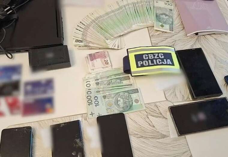 Полиция Польши разобрала сеть банковских мошенников, задержав 12 человек, в том числе двух россиян
