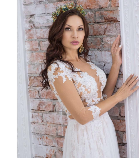 Эвелина Бледанс снова примерила свадебное платье