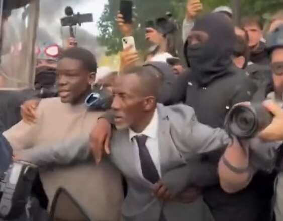 Saint-Denis mayor stands between police and students during Paris protests