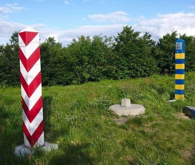 Черги на кордоні з Польщею сягають 40 годин через російські атаки