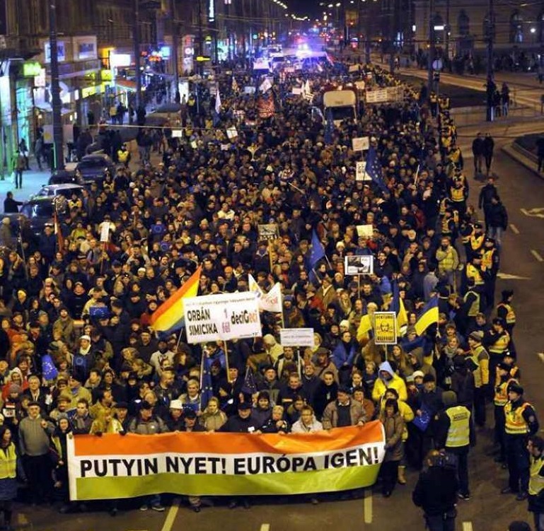 Жители Будапешта вышли на демонстрацию против Путина