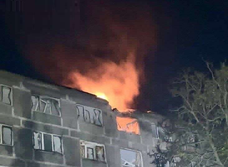 Безпілотник влучив у гуртожиток училища в Дніпрі, спалахнула пожежа