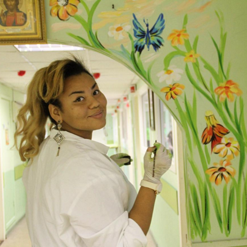 Корнелия Манго приняла участие в росписи детской больницы