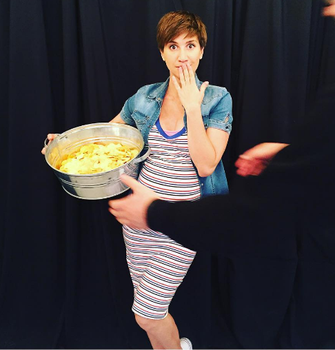 Анита Луценко во время беременности ест вредную пищу