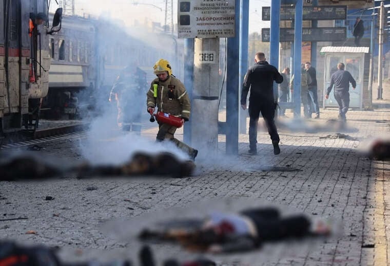 Володимир Зеленський показав наслідки обстрілу вокзалу в Дніпрі: 13 загиблих