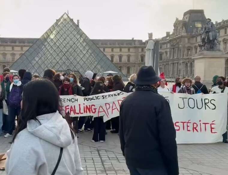 Louvre School students block entrance to Paris museum over protests